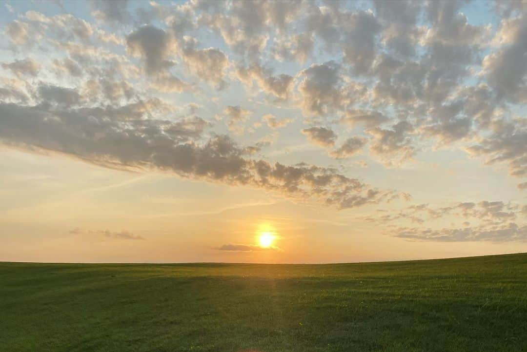 ももさんのインスタグラム写真 - (ももInstagram)「1泊2日のはろり旅行✈️ 五島列島🗺  鬼岳の夕焼け🌅 本当に美しくてもう めっちゃ息はいて息すって、はー生きてるーってかんじ しあわせってこういうことだね たっぷりはろり充電した🥰  #はろりははろりでできている」6月21日 9時45分 - charanpo_momo