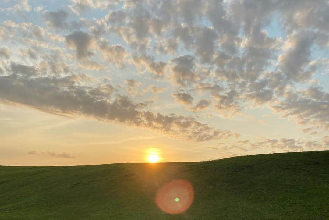 ももさんのインスタグラム写真 - (ももInstagram)「1泊2日のはろり旅行✈️ 五島列島🗺  鬼岳の夕焼け🌅 本当に美しくてもう めっちゃ息はいて息すって、はー生きてるーってかんじ しあわせってこういうことだね たっぷりはろり充電した🥰  #はろりははろりでできている」6月21日 9時45分 - charanpo_momo