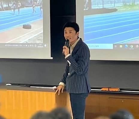 末續慎吾のインスタグラム：「⁡ ⁡ ⁡ ⁡ 講義な末續。 ⁡ ⁡ 法政大学「トップアスリート論」にて ⁡ 講義してきました。 ⁡ 学生諸君 ⁡ 君達は未来だ。 ⁡ アース。 ⁡ ⁡ #法政大学#トップアスリート論#君達は未来なのだ#夢を語り、ぶちまけろ#末續講義」