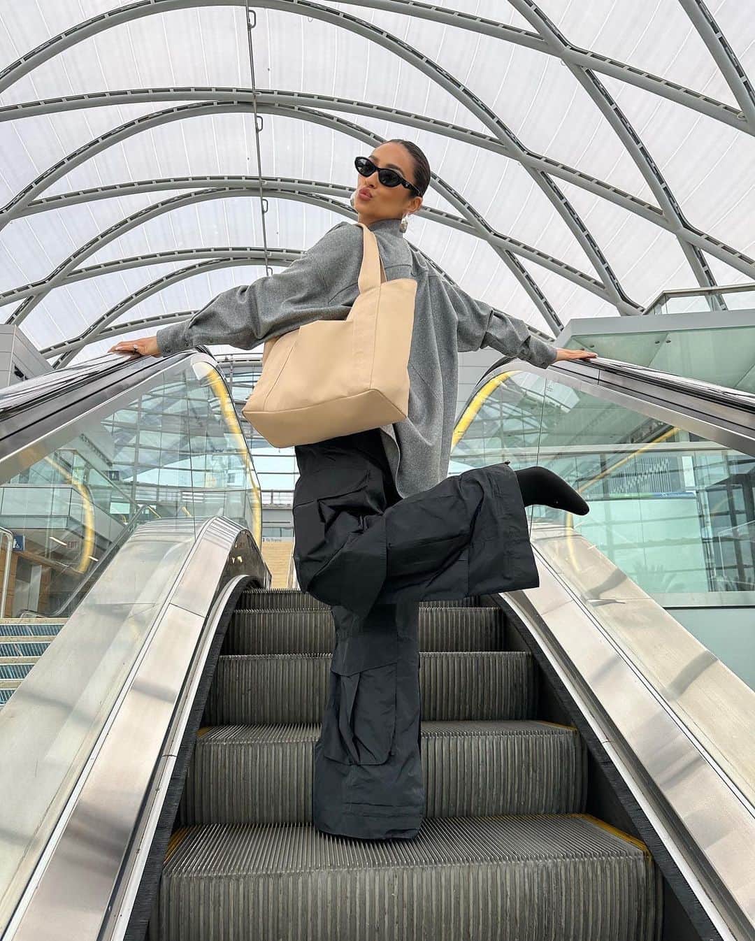 シェイ・ミッチェルのインスタグラム：「photo 💩」
