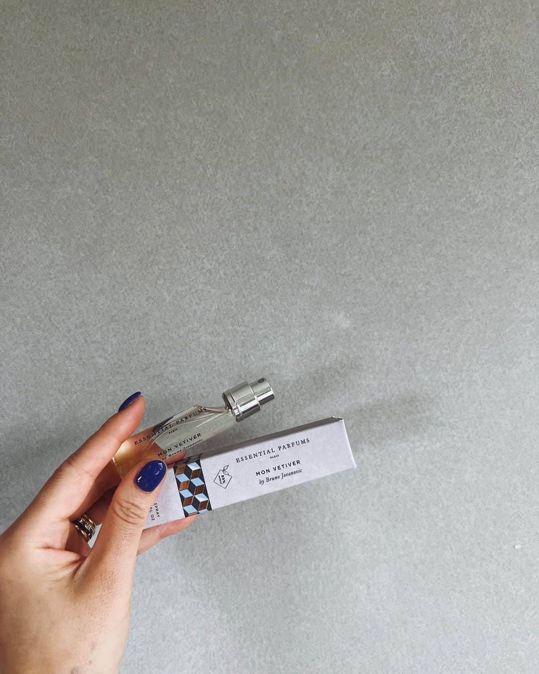 ジュジュのインスタグラム：「この度いい香り始めました♡  少しずつ香りを試せるミニボトルが豊富な  阪急 2階の香水select shop"nose shop"にて👌  👦🧒もmamaいい香り〜って言ってくれて👀  大きくなったなぁー🤍  #9年ぶりの香水 #Perfume」