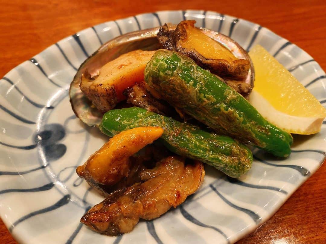 春風亭小朝のインスタグラム：「・  アラカルトで美味しいものが食べたくなったので久しぶりに銀座の名店『佃喜知』さんへ伺いました  目移りする70種類の料理の中から選んだのは、鮑のバター焼き、鮪の中おちと白イカ、トウモロコシの天ぷらに肉じゃがに焼きなす、鮪の顎の塩焼きに蜆のおみおつけ  すべてが美味しいので大満足でした  #佃喜知   #春風亭小朝」