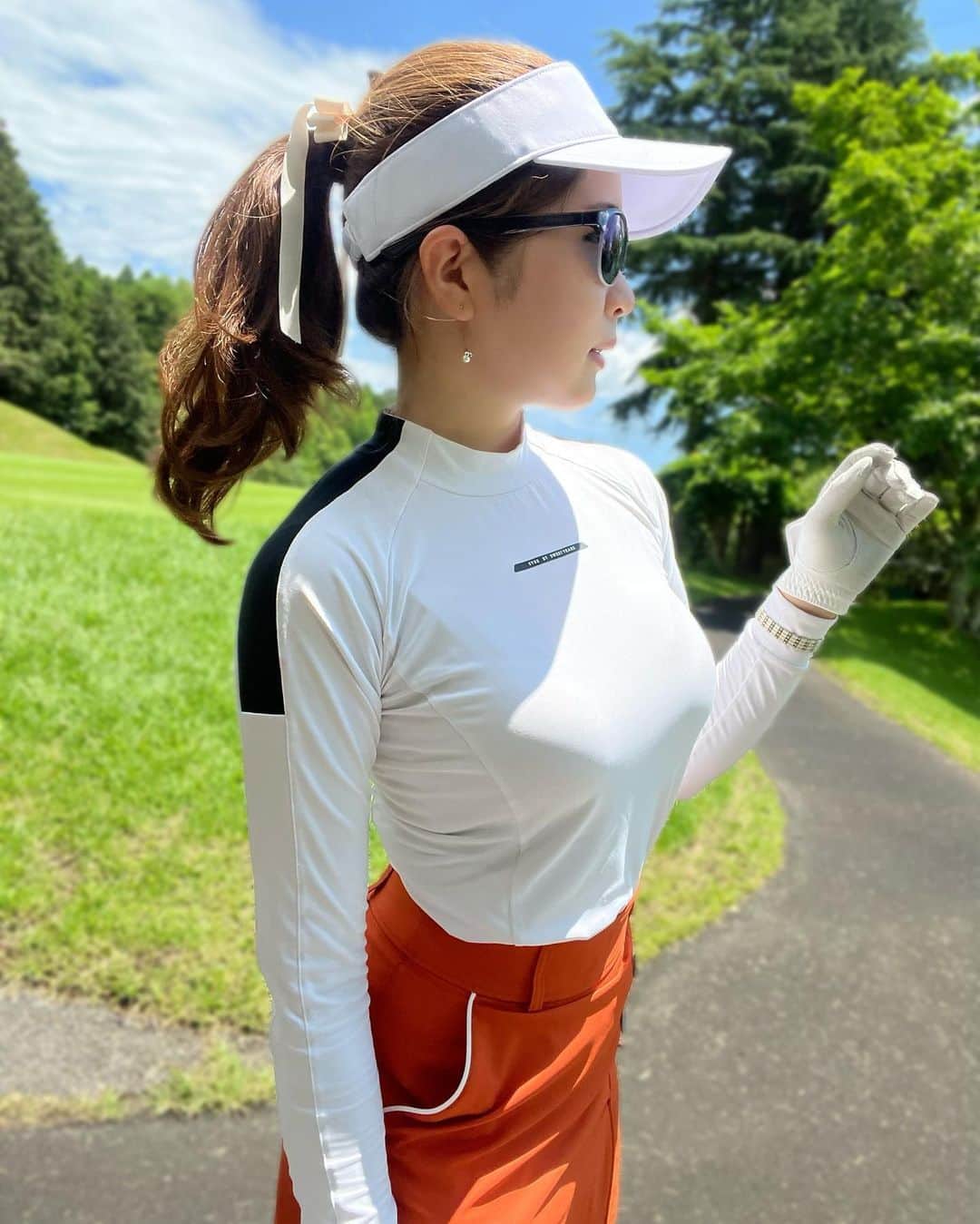 まいまいさんのインスタグラム写真 - (まいまいInstagram)「太陽さんさん☀️ 今年から使い始めたスワンズのサングラス😎 偏光レンズが照り返しを抑えてくれるから グリーン上でボールが見やすいの✨  ノーズパットがついているので、スイングの時にズレにくいのも🙆‍♀️ 動画はアライメントミスってグリーン外したけど🤣  @gridge562 が開催する グリッジカップで実際に手に取って試せるので ぜひ参加してみてください( ˶ˆ꒳ˆ˵ )  #まいごるふ#ゴルフ#ゴルフ女子#ゴルファー#スワンズ#ゴルフサングラス#スワンズアイウェア#ウルトラレンズ #maigolf#golf#golfstagram#swanseyewear#ultralens#gridgecup」6月21日 12時10分 - ___maigolf___