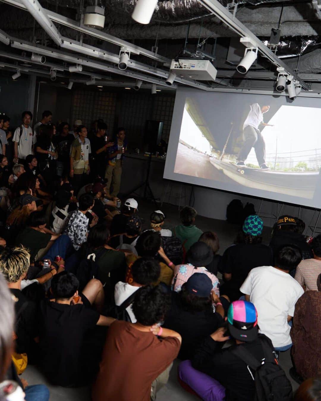 Olliemagazineさんのインスタグラム写真 - (OlliemagazineInstagram)「. Ollie WEB  名作501®︎の150周年を記念した 気鋭スケートクルーの上映会は カルチャーの未来を映す1日を  -LEVI’S®PREMIERE&PARTY WITH FERRIS TOKYO-  @levis_japan  @ferristokyo   一年に一度のスケーターの祭典といえば、世界中の街中がスケート一色に染まる“Go Skateboarding Day ”。今年もスケーターにとって待ち切れない1日がやってくるわけだが、それに先駆け、〈LEVI’S®︎〉がスケートムービーの試写会＆パーティーを開催すると聞き会場へ潜入！今年で発売から150周年を迎えた不朽の名作＝501®を讃えるべく、新進気鋭のスケートクルー「FERRIS TOKYO」がタッグを組み、“クリエイティブ”をキーワードにスケートマインドを体現した1日。その全貌をお届けしていく。    Photograph_Hideaki Nagata  #olliemagazine#olliemag#ollie#streetculture#street#skateboard#skate#skater#music#hiphop#rap#rapper#art#fashion#levis501 #levis」6月21日 10時00分 - olliemagazine