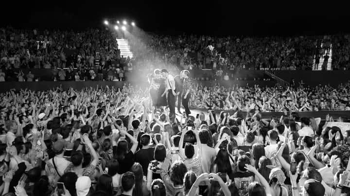 The Lumineersのインスタグラム：「Madrid!! So loud! So awesome!」