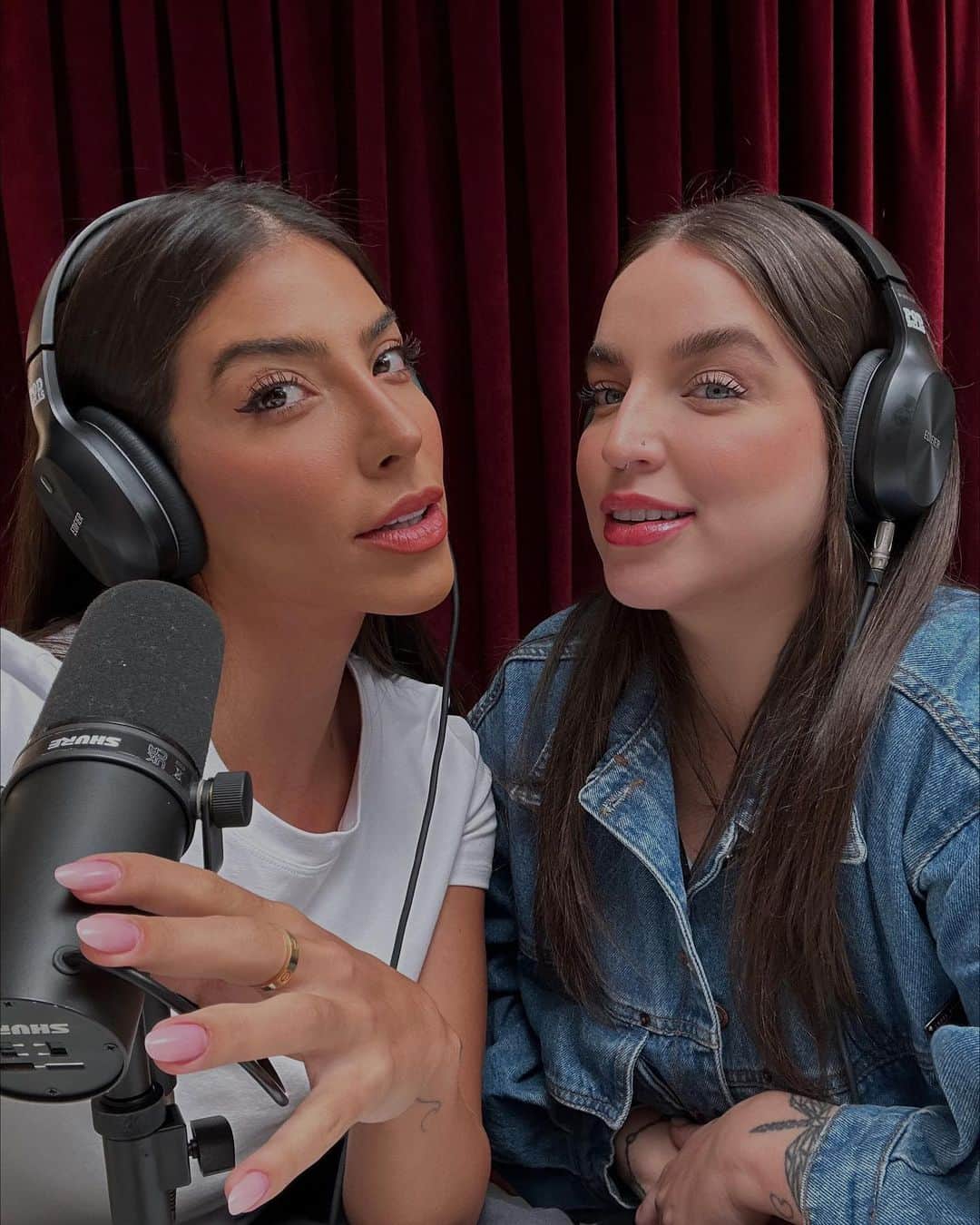 Rachel Apollonioのインスタグラム：「Semana especial fazendo o que amo! Com minha parceira de tantos anos @boounzueta apresentando o @poddelas ! Essa sexta começa a etapa do Brasil da WSL e o aquecimento já tá sendo aqui no Pod  com Corona e entrevistando convidadas incríveis que inspiram e agregam dentro e fora d’água!  @danisuzuki  @chloecalmon  @ericaprado7  @claudinhagoncalves  Amanhã tem mais 🤍」