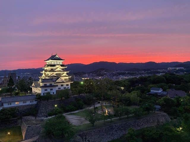 福山市【公式】さんのインスタグラム写真 - (福山市【公式】Instagram)「. 【今日は #夏至☀】 一年の中で昼の時間が最も長くなる日。 日の入り時刻が遅くなるこの時期に、夕焼けを眺めてみるのもおすすめです💕 お気に入りの場所で、いつもと一味違う風景を楽しんでみてはいかがでしょうか😊  Photo by @karen.marissa.noah （Instagram #福山アンバサダー ）  #福山城　#城　#夕焼け　#空　#福山市　#福山　#広島県　#広島」6月21日 10時05分 - fukuyama_city