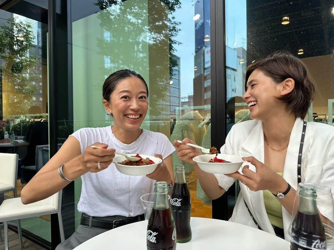 青木佐知さんのインスタグラム写真 - (青木佐知Instagram)「・ 素敵な洋服とカレー🍛 実に合う🌈 早帰りだった娘も一緒に🥰 くみさん、ありがとうございました❣️ @nave_jp  @stylist_kumisaito_  よりによってみんな白🤣 カレー➕白い服＝🙌 のち、漂白。 まいちゃん、また近々笑🥰 #いつかの写真」6月21日 10時08分 - sachiaoki23