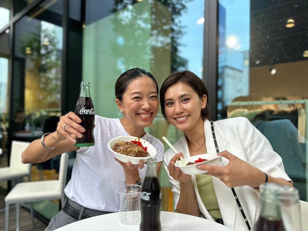 青木佐知のインスタグラム：「・ 素敵な洋服とカレー🍛 実に合う🌈 早帰りだった娘も一緒に🥰 くみさん、ありがとうございました❣️ @nave_jp  @stylist_kumisaito_  よりによってみんな白🤣 カレー➕白い服＝🙌 のち、漂白。 まいちゃん、また近々笑🥰 #いつかの写真」