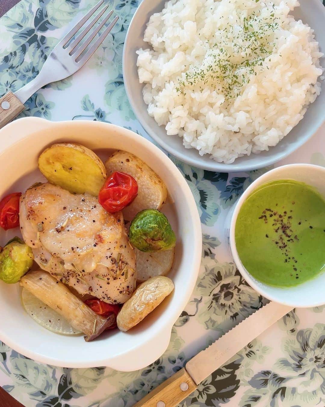 久保亜沙香のインスタグラム：「朝ごはん🍽️ 朝からチキンを焼く女🔥 ほうれん草のポタージュが美味しすぎる・・・🥬(自画自賛  💜 ・ ・ #asakakubo #久保亜沙香 #久保 #亜沙香 #asaka #kubo #follow  #photo #live #actress #singer #sofvidesigner#japanese #japanesegirl #japan #舞台 #舞台女優 #役者 #撮影 #写真 #フォロー #日本人 #あさごはん #ほうれん草のポタージュ」