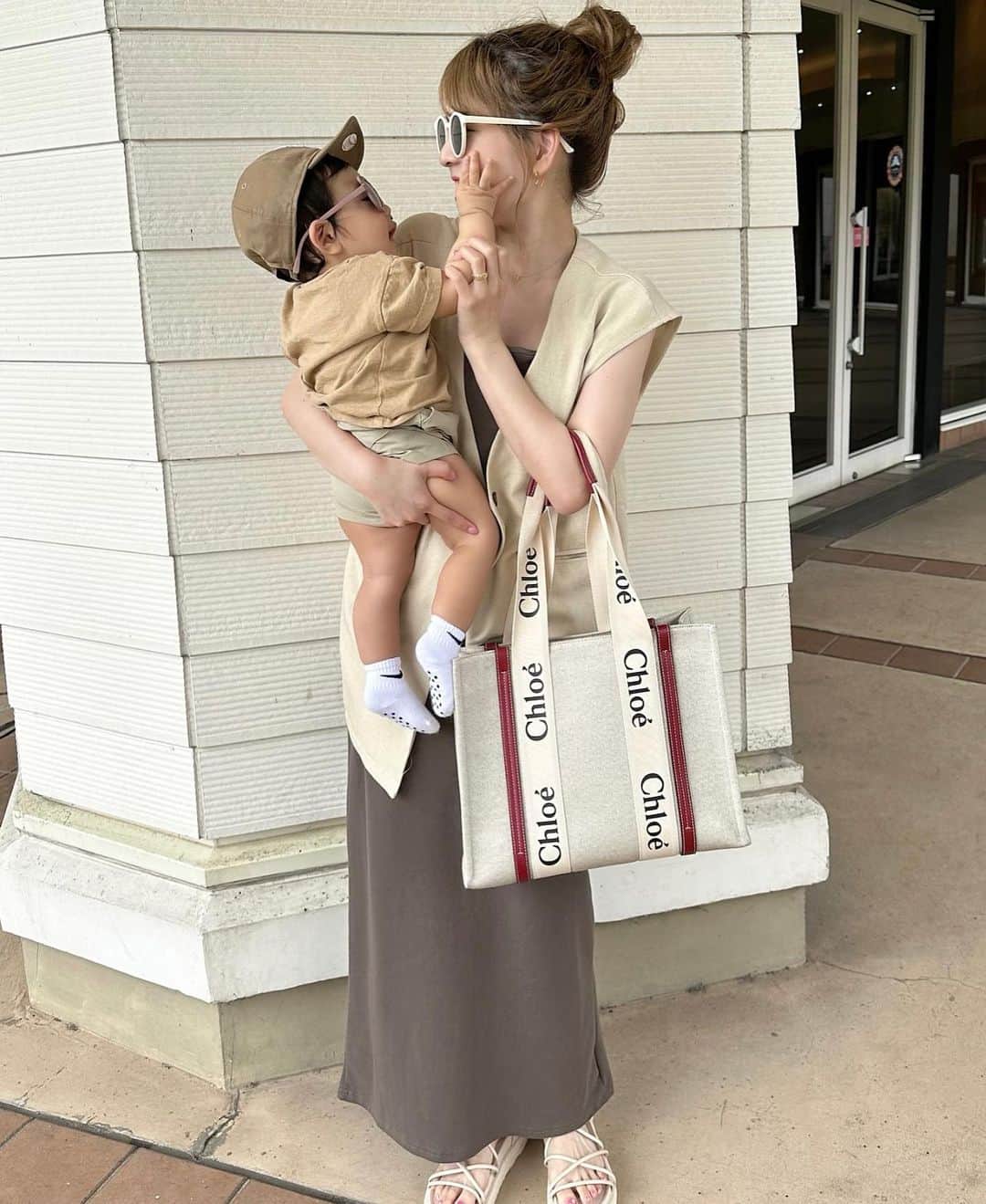 のインスタグラム：「翠くんとリンクコーデ👶👩🤎  毎日毎日私にベタベタくっついてくる 可愛い翠くん👶🤍笑 家中高速ハイハイでついてくる😂 毎日癒しをありがとね…🩷 ３番目の成長ってめちゃくちゃ早く感じるんだけど気のせいかな😞 もう来月1歳とか考えられない😫 誕生日の準備楽しみだな〜🎂  #リンクコーデ #親子リンクコーデ #親子コーデ #ママコーデ #ママファッション #ママ #3児ママ #3児ママと繋がりたい #クロエバッグ #10ヶ月ベビー #10ヶ月男の子 #20代ママ #お団子ヘア #ハイトーンヘア」