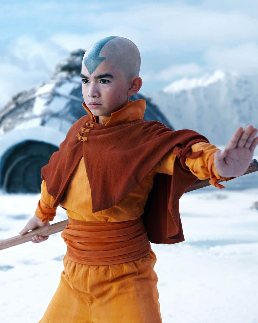E! Onlineさんのインスタグラム写真 - (E! OnlineInstagram)「Flameo, hotman! 🔥💨 We finally have a first look at the cast of #Netflix's Avatar: The Last Airbender coming in 2024. (📷: Netflix)」6月21日 1時31分 - enews