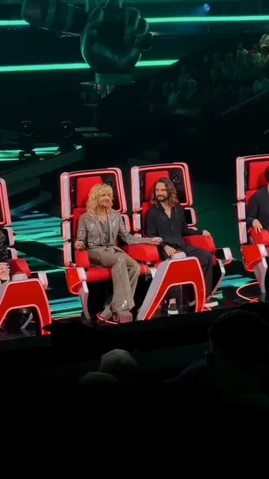 のインスタグラム：「One day in the office with your favorite coaches! 🤩 Better get ready for #TeamToll @thevoiceofgermany 🔥🥂! 📽 @huettehuette  #thevoiceofgermany #tvog #TeamToll #reels #tokiohotel #billkaulitz #tomkaulitz」