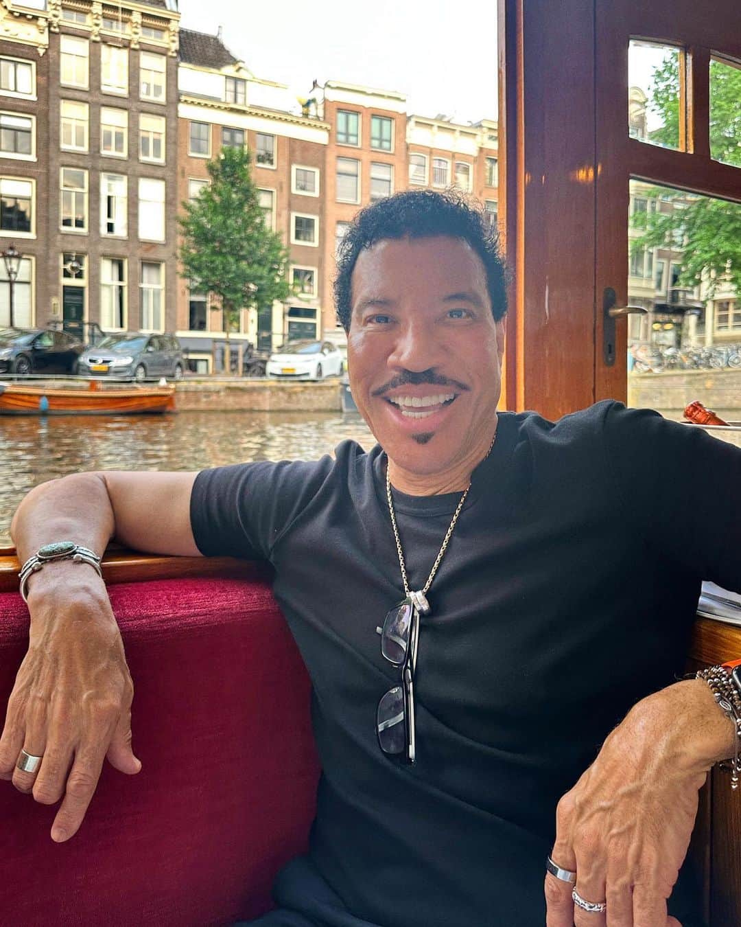 ライオネル・リッチーのインスタグラム：「Exploring Amsterdam and cruising through their iconic canals… 🛶 🎂🥳」