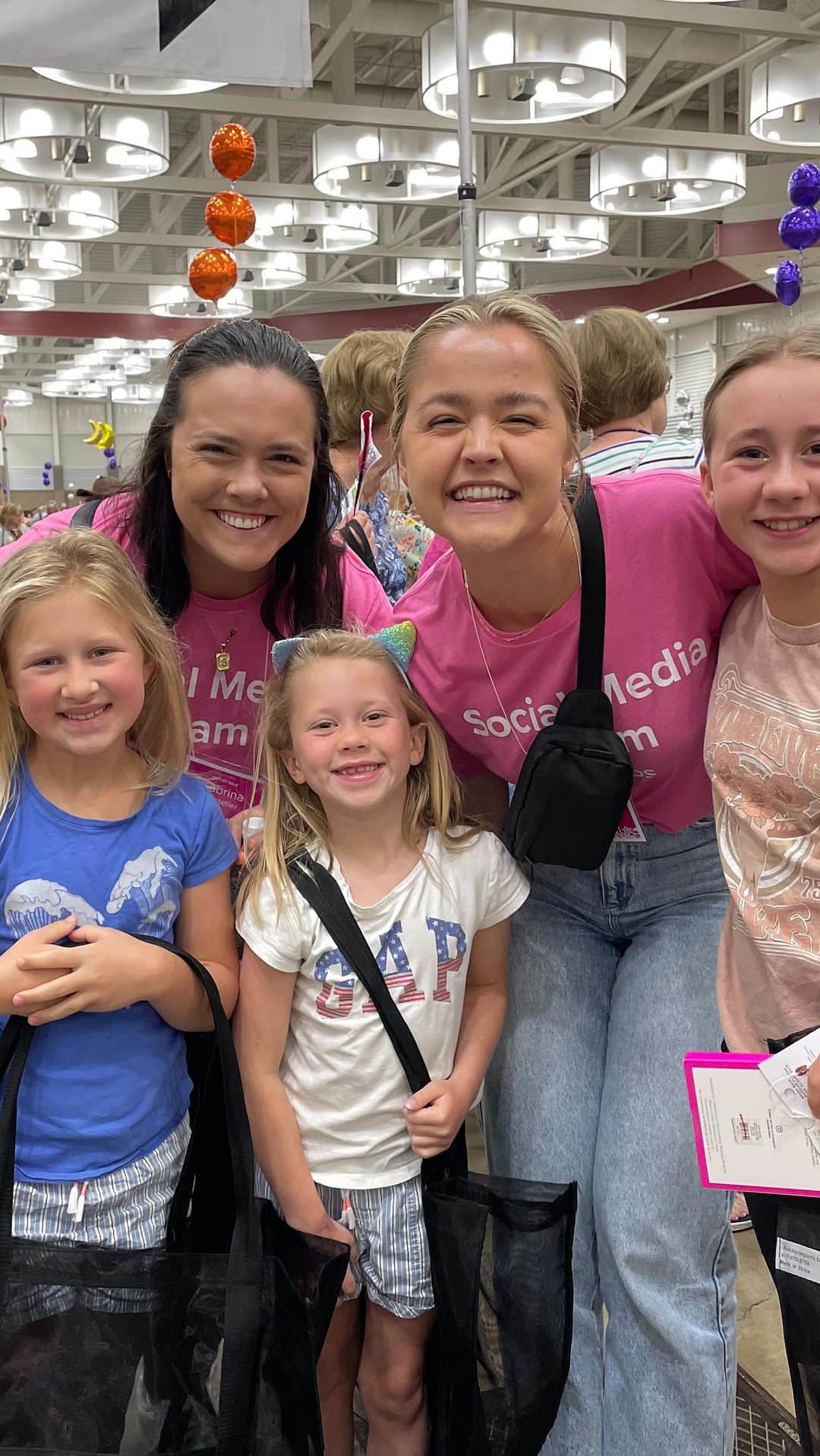 ヴェラブラッドリーのインスタグラム：「THANK YOU! We hope you had as much fun as we did last week! Make sure you’re tagging your hauls with #VBAOS and @verabradley!   #verabradley #outletsale」