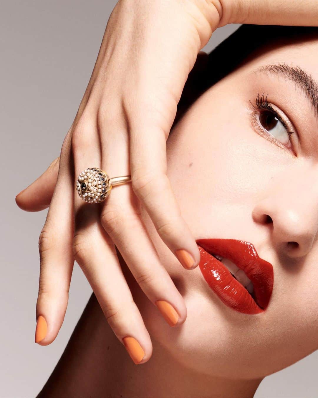 クリスチャンディオールさんのインスタグラム写真 - (クリスチャンディオールInstagram)「From bold smoky eyes to playful nails in mysterious shades, @PeterPhilipsMakeup, Creative and Makeup Director for Dior Makeup works his magic with this glamorous @DiorBeauty shoot lensed by @EeevaWang for #DiorMagazine 42.」6月21日 3時00分 - dior