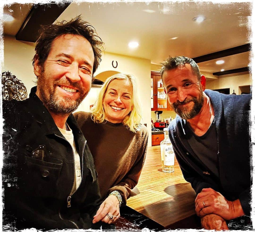 ロブ・モローのインスタグラム：「Pie eyed w/ @debbonayer & @therealnoahwyle」