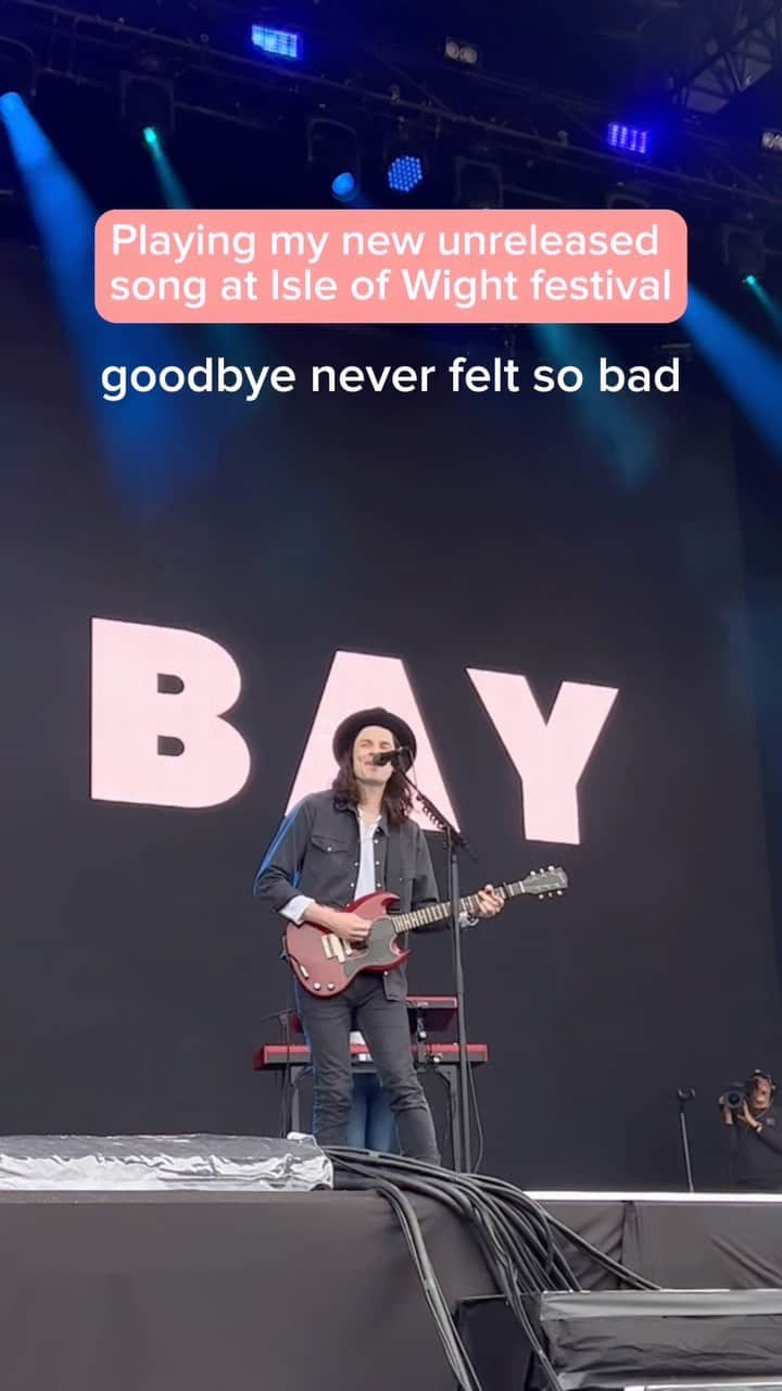 のインスタグラム：「Been playing some new songs live recently, it’s lots of fun trying them out in front of an audience! Even caught some of you singing along already at @isleofwightfest ♥️ Did you like it? It’s called Goodbye Never Felt So Bad」