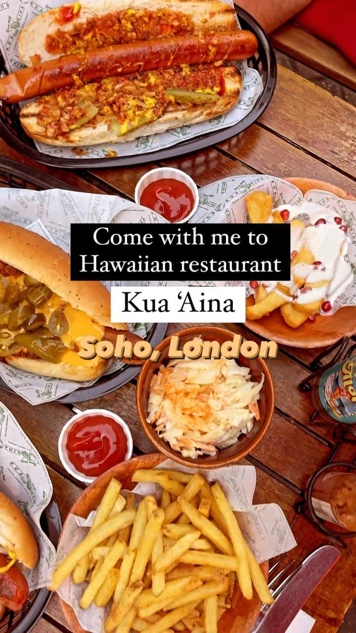 Kua 'Aina UKのインスタグラム：「🌭 K U A A I N A (invite/pr) • I was kindly invited down to @kuaainauk restaurant near Carnaby Street, Soho to try their range of hot dogs. Guys this is such a cute little spot in a real buzzy part of London and it made such a lovely Friday night date night! You can see the pictures speak for themselves, the food was yummm 🤤  🏝 What did we order:   • Classic Hotdog - Pork or Beef Sausage with ketchup, mustard, fried onions & dill pickle. This was delish, we both loved the crispy onions 🧅 • Chicago Hotdog - Beef or Pork sausage with authentic neon green Chicago dog relish, sport peppers imported from the US, celery salt, mustard & white onion. This was our least fave but still good  • Chilli Cheese Hotdog - Beef or Pork sausage topped with house made chilli con carne, jalapeños and cheese sauce. Omg if you like a little kick and spice this is for you, this was very yummy and super filling!  • Fries - Crispy & delish • Homemade Slaw - Real good • Halloumi Fries - A little overcooked for us but liked the yoghurt & pomegranate with it  • Mango Daiquiris - These we’re blimming AMAZING, made perfectly 🥭   💛 From the moment we got there we felt welcome and service was very efficient. I loved the Hawaiian themed decor inside although we sat outside as was a sunny evening 🌞 Great atmosphere too was pretty busy they were fully booked!   🫶🏼 Thank you for having us @kuaainauk - I deffo recommend visiting and trying their scrumptious hotdogs ✨  #kuaaina #kuaàina #hawaiianrestaurant #hawaiianfood #chicagohotdog #chicagofood #hotdog #hotdogs #hotdoglovers #fries #halloumifries #coleslaw #mangodaiquiri #daiquiri #cocktails #soho #sohorestaurant #carnabystreet #londonfood #londonrestaurants #londonfoodies #foodblogger #foodlovers #foodporn #datenight」