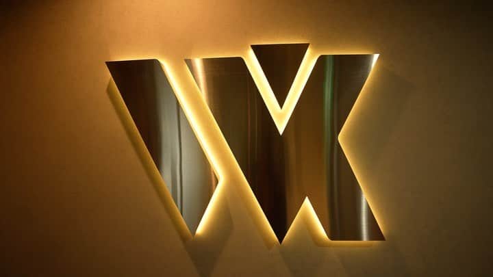 ハダムのインスタグラム：「WITH-K STUDIO의 2호점인 WITH-K STREET의 오픈 축하해주신 모든분들,  너무너무 감사합니다🥺♥️ 오픈파티에 와주신 모든 분들께도 진심으로 감사드려요🙏 함께 자리해주시진 못했지만 멀리서 꽃도 보내주시고 선물도 보내주시고 많은 응원과 격려해주신 분들께도 깊은 감사의 말을 전합니다🫶  춤을 사랑하고 즐기는 분들께 모든 서포트를 아끼지않는 WITH-K가 되기를 바라는 마음과 함께 새로운 스튜디오가 모든분들께  의미있는 장소가 되기를 바랍니다✨  함께 오픈 준비하면서 수고해준 우리 WITH-K FAMILY 식구들, 정말 정말 고생많았고 고마워요♥️  오픈파티를 멋지게 꾸며주신 chapchap대표 ‘여진쌤’ ‘나나쌤’ ‘미즈카쌤’,  멋진음악 틀어준 ‘DJ귀언이’,  멋진 공연을 해주신 Team ‘FLY5’, ‘Uber L’Assiette’,  맛있는 케이터링 준비해주신 ‘Salon de louis bakery’,  WITH-K의 기쁜순간을 멋진사진으로 담아주신 ‘eisuke님’,  몇개월동안 고생해서 스튜디오 공사해주신 ‘heiru’,  오픈때부터 WITH-K의 멋진 로고 만들어주신 액터코퍼레이션 ‘현철님’,  모든분들께 너무너무 감사드립니다🙏  WITH-K가 지금까지 오는데 있어서 큰 응원과 서포트를 아끼지 않아주신,  항상 감사하고 감사한 루이언니🧚‍♂️✨ 감사하다는 말 수백수천번 해도 모자랄만큼  감사하고 사랑합니다🙏♥️」
