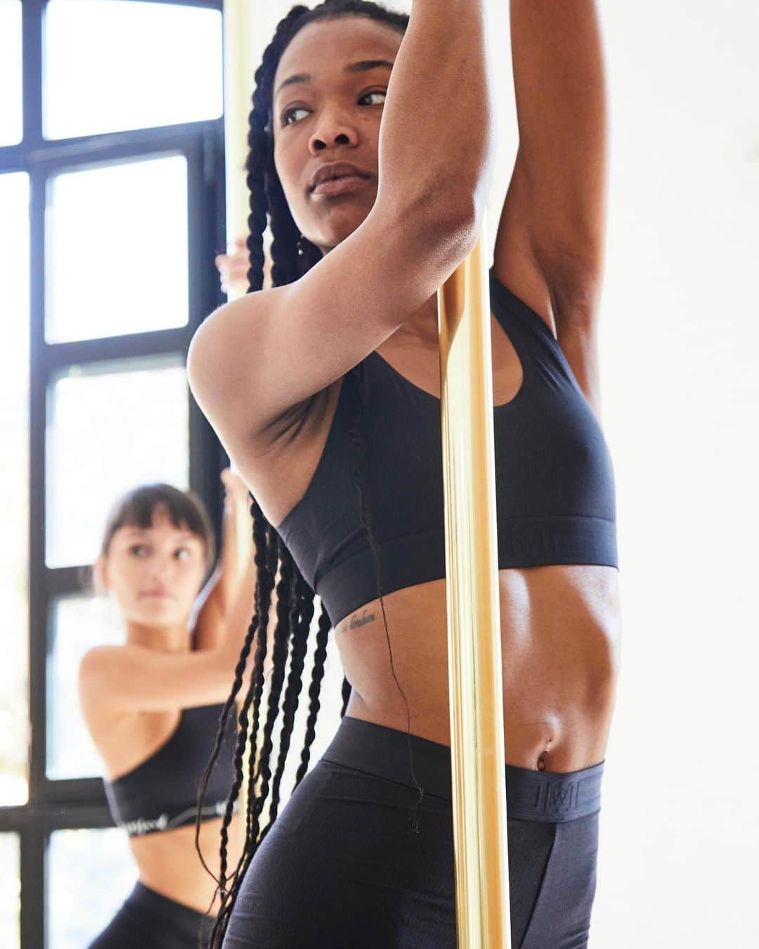 ウォルフォードのインスタグラム：「Wolford supports all workouts, including pole dancing, performance art now mainstream form of fitness, the essential gear for any objective, affording your body the best it deserves, movement motivation!」