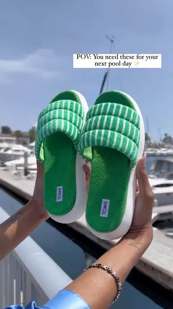 トムズシューズのインスタグラム：「Slides for the summer ✅  Wear TOMS. WEAR GOOD.」