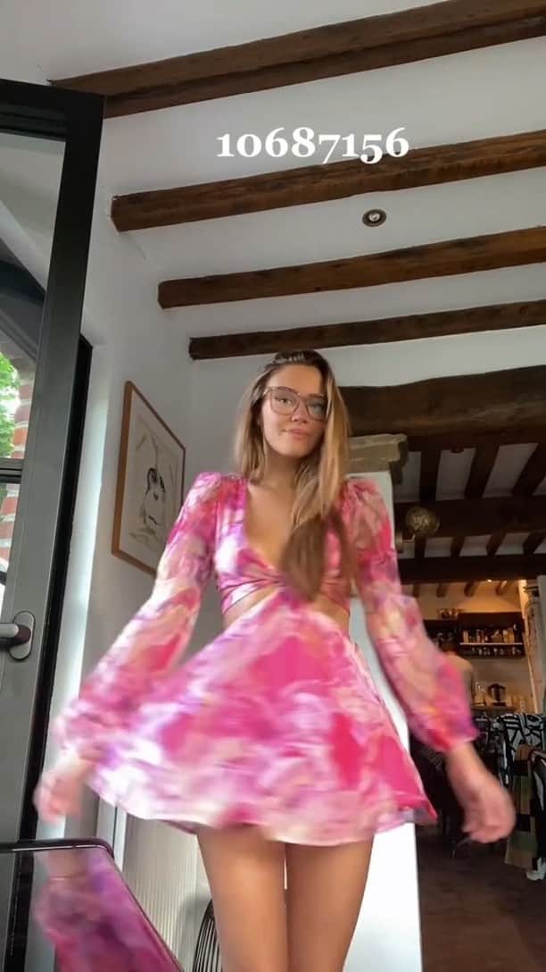 SHEINのインスタグラム：「@bello_carla is catching haul the summer vibes 🌞🏝️ Which dress would make your next vacay take flight? 👇  🔎10687156 2475565 10883981 8873617 14276084 14772376 11285089   #SHEIN #SHEINforAll #SHEINstyle #fashion #chic」