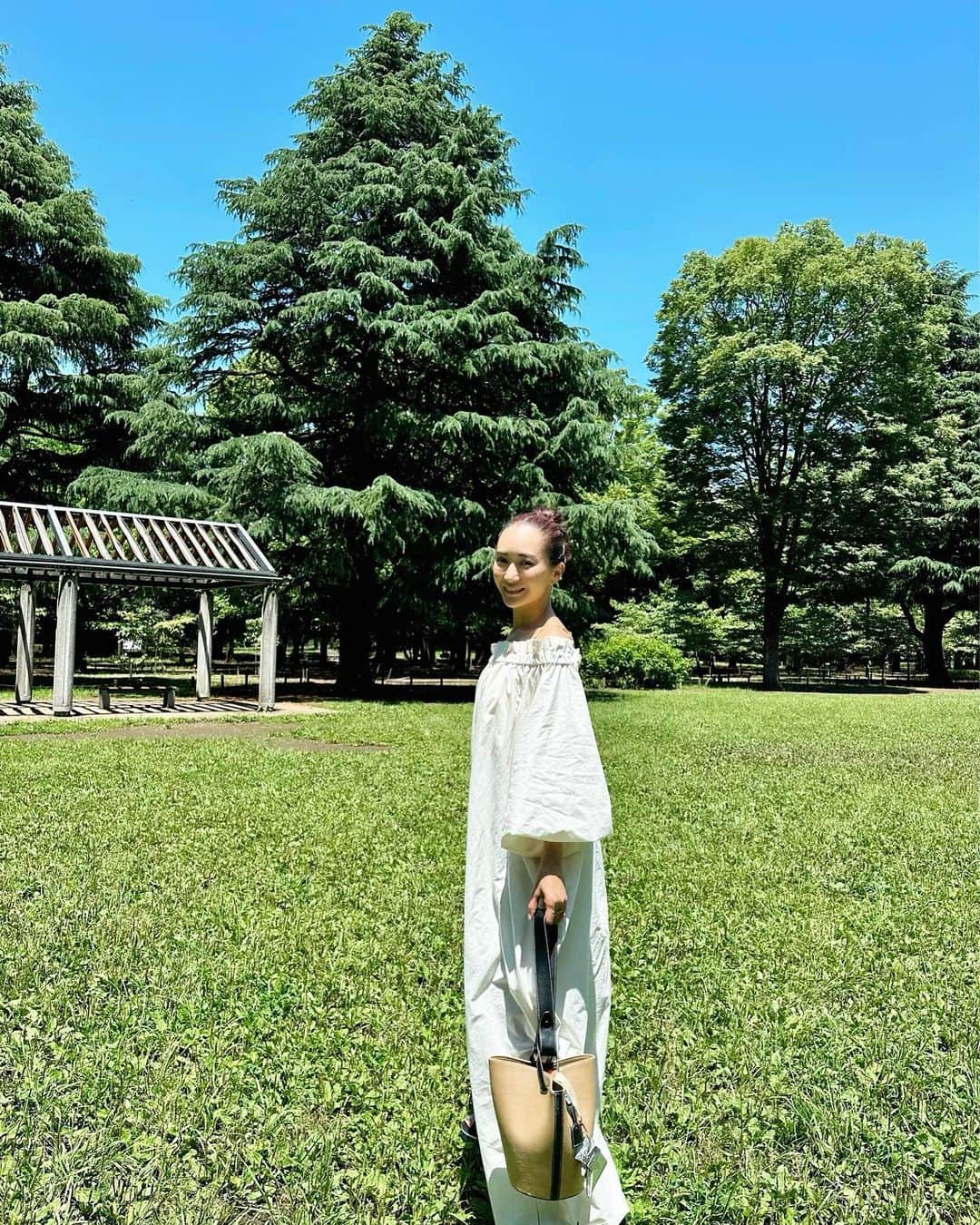 桐山マキさんのインスタグラム写真 - (桐山マキInstagram)「. . . 🌲  お天気で 最高に楽しかった日♡  可愛いくて最高におもしろい人♡ photo by @m_iiicooo   one peace  @meisme_design  @aki_nine × @blenda0305  この方達のコラボワンピが これまた とてもステキです♡  #japan #happy #happyday #green #sunny  #fashion #love #最高に楽しかった日 #お腹よじれた #3枚目の写真 #すきぴ #いつも笑かしてくれてありがとう #撮影裏側をお披露目したい #可愛い #お洋服 #バッグ #強く握りしめ #グリーンに囲まれて #🌲」6月21日 2時08分 - maki_kiriyama