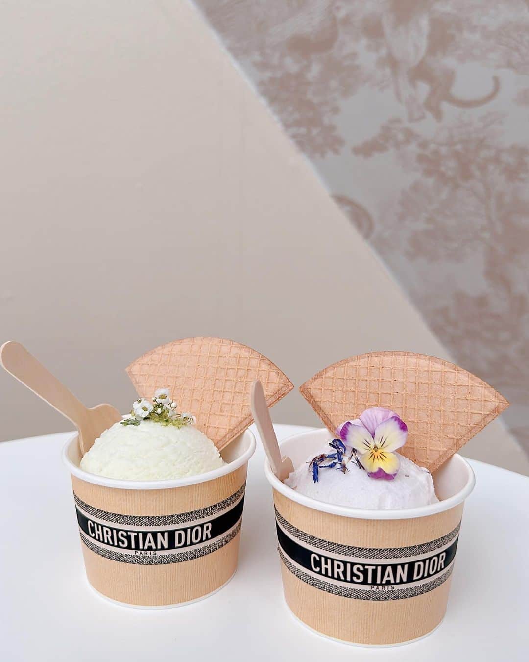 諸星みゆさんのインスタグラム写真 - (諸星みゆInstagram)「🍨 ⁡ ディオールの新フレグランス ディオリビエラの発売記念のポップアップ🫶💋 ⁡ フレグランスもコスメもかわいすぎて 買って帰りたかったのだけど 時間がかかるみたいで諦めた〜😂💔 ⁡ フォトスポットはどこもかわいかったな📷💭 ̖́-  ┈┈┈┈┈┈┈┈┈┈┈┈┈┈┈┈┈┈┈┈  𝐓𝐨𝐝𝐚𝐲'𝐬 𝐜𝐨𝐨𝐫𝐝𝐢𝐧𝐚𝐭𝐢𝐨𝐧  ワンピース @eimyistoire_official  バック  @dior   ┈┈┈┈┈┈┈┈┈┈┈┈┈┈┈┈┈┈┈┈  ⁡ ⁡ #原宿 #明治神宮前 #bankgallery #dior #ディオール  #可爱的 #lejardindioriviera #ディオリビエラ #ルジャルダンディオリビエラ」6月21日 2時23分 - miyucheese.ig