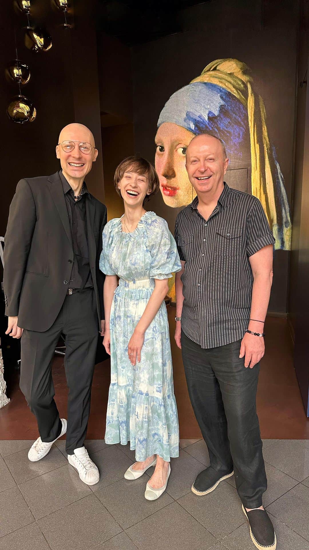 エカチェリーナ・ガールキナのインスタグラム：「Мне кажется, все с интересом ждут, что же я еще сделаю со своей прической🙈  Сегодня я решила довериться профессионалам @romance.salon , чтобы быть уверенной в получившимся результате.   Romance - это не просто салон, это место встречи людей. И даже картины здесь олицетворяют одну большую семью. Здесь все и всё живет вместе и в гармонии!✨  Так что, если вы будете в Минске, обязательно заглядывайте в @romance.salon !  Смотрите видео до конца, там я показала результат, который у нас получился! Мне очень нравится, а вам?」