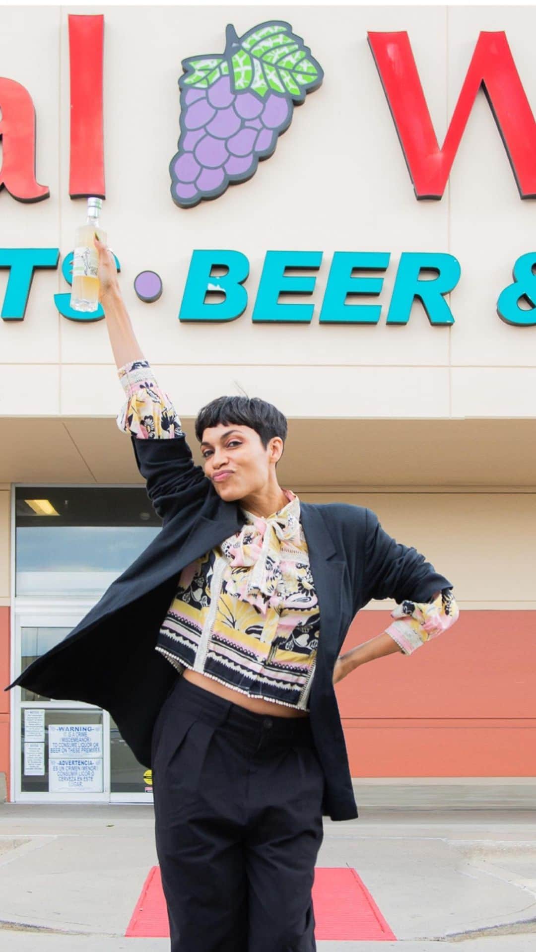 ロザリオ・ドーソンのインスタグラム：「Another incredible meet and greet that exceeded all expectations! ✨ @rosariodawson x @totalwine   What a joy meeting our amazing community in Dallas. Thank you to everyone who joined us for this Margalicious event.   Until next time, TX! 🤝🌵  #MeetAndGreet #rosariodawson #wildlydignified #margaliciousmargarita #readytosip #dallaslove」
