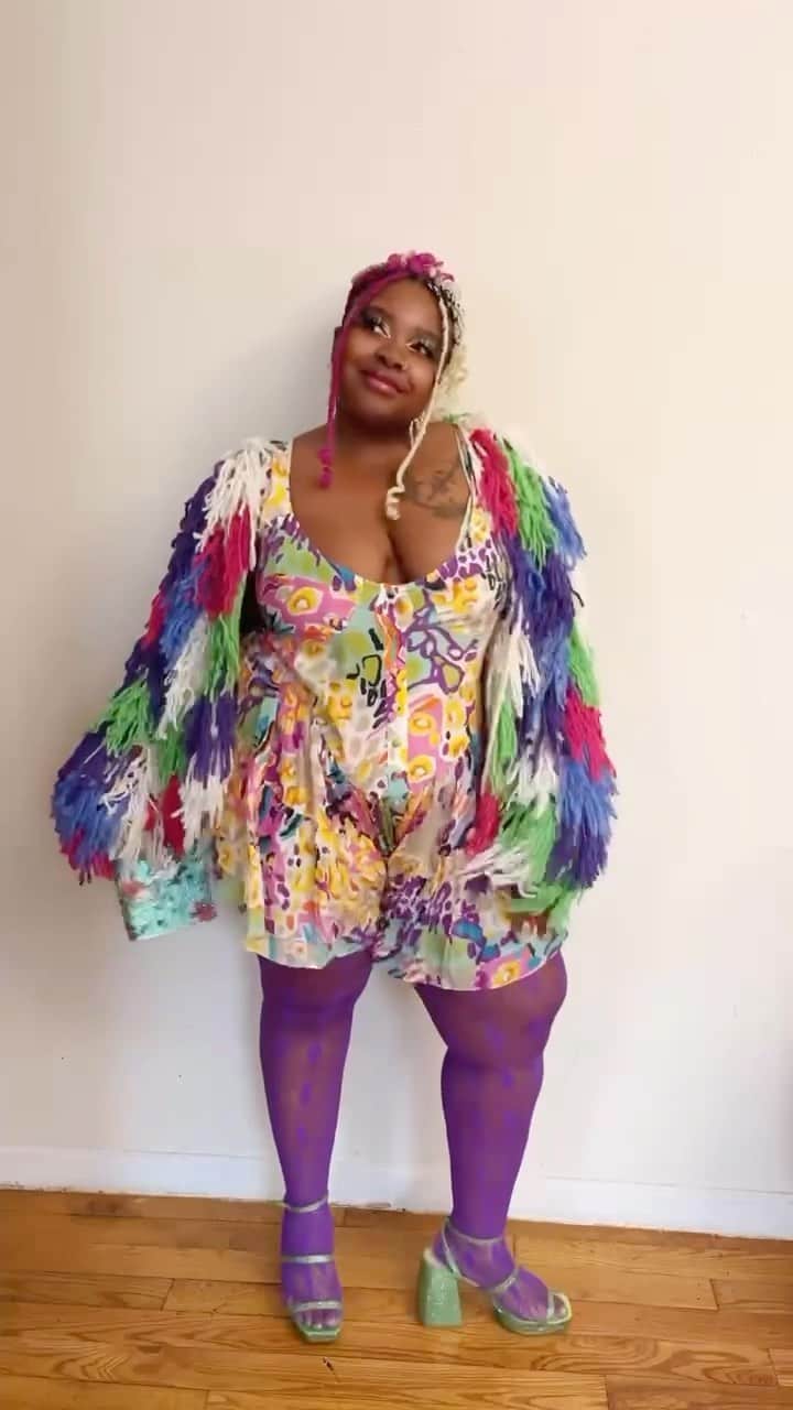 ベッツィジョンソンのインスタグラム：「@fatangryblackgirl showing us that too much is never enough ✨」