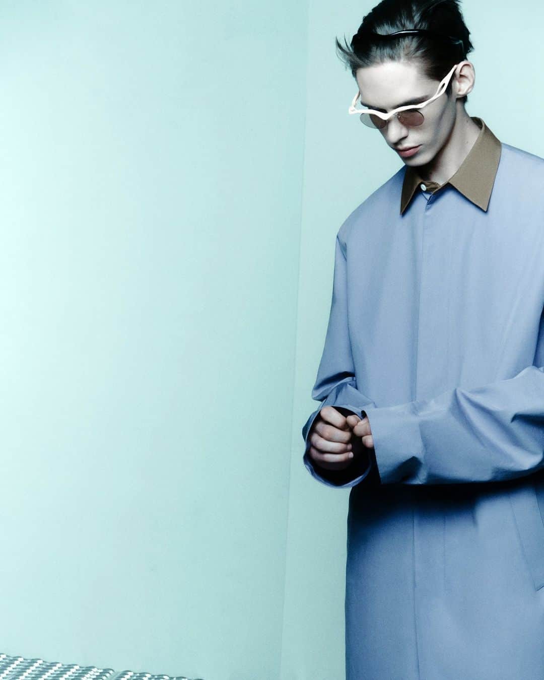 プラダさんのインスタグラム写真 - (プラダInstagram)「The Prada SS24 menswear collection creates a fluctuating rapport between the body and its clothes.  Discover more via link in bio.  #PradaSS24 #MiucciaPrada #RafSimons」6月21日 3時00分 - prada