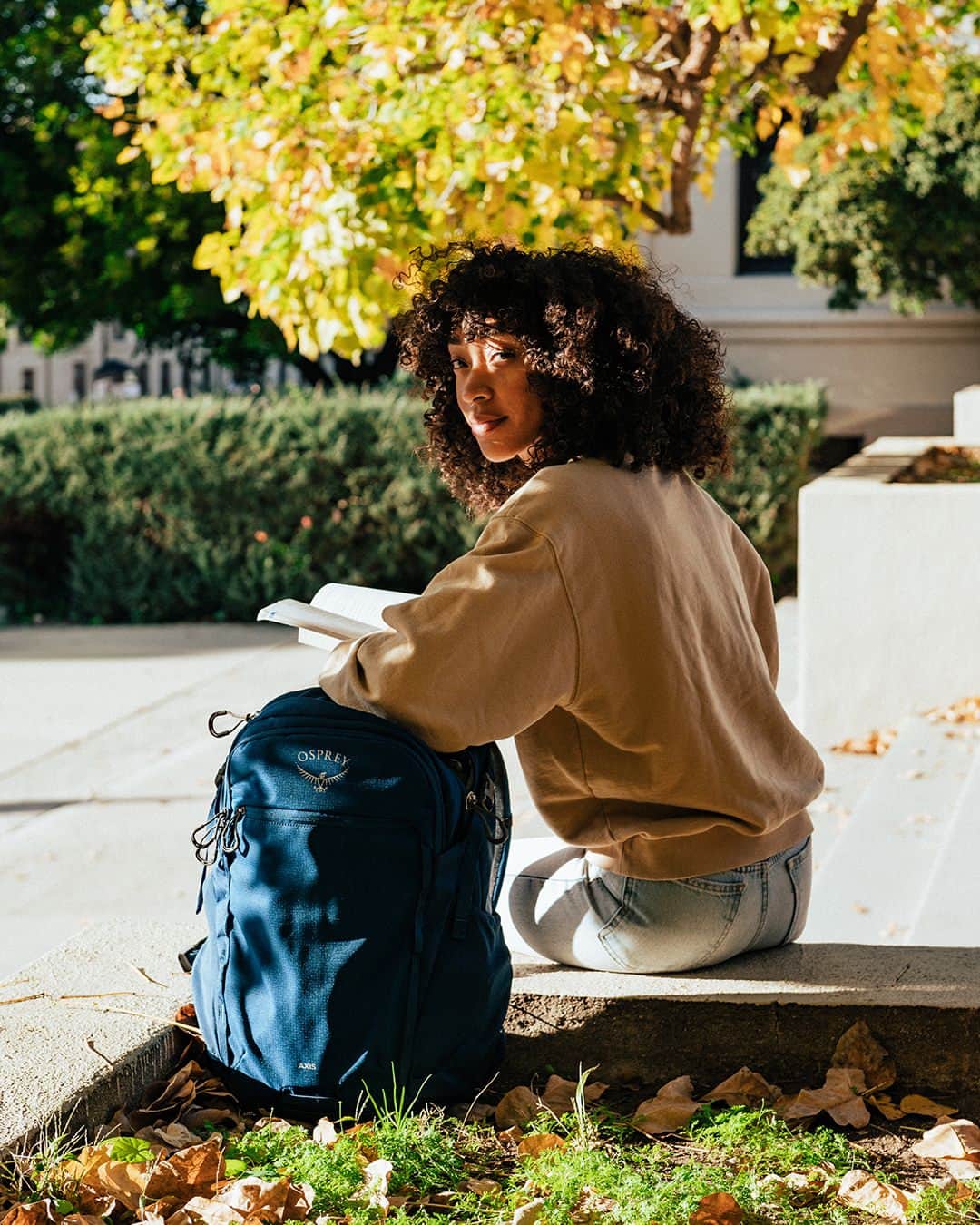 オスプレーのインスタグラム：「Cruise to class, with class.   Blend form and function with campus-oriented organization to keep you focused on class—and the extracurriculars that follow.   Shop the Campus Collection via the link in our Stories!   #OspreyPacks」