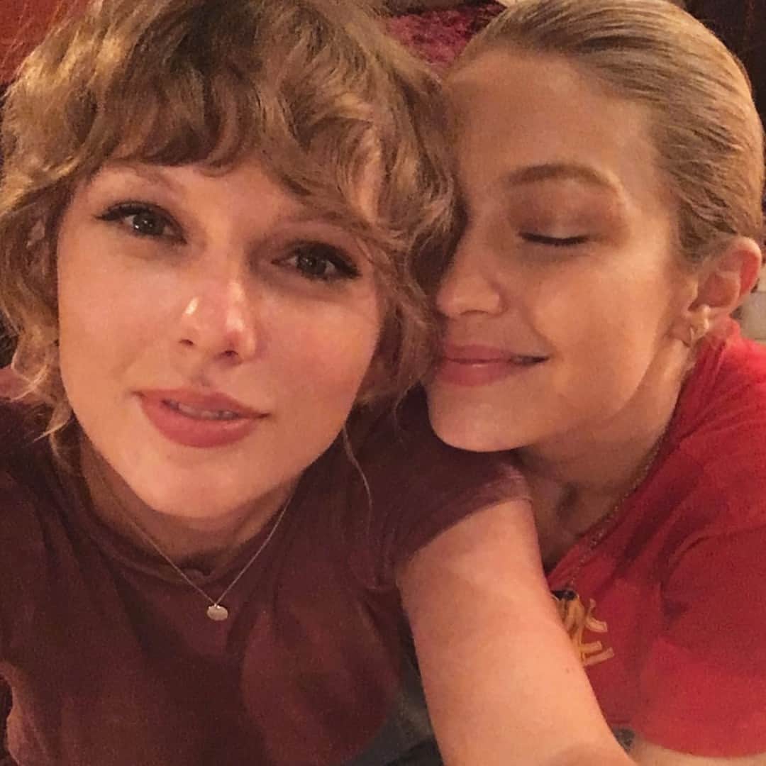 E! Onlineさんのインスタグラム写真 - (E! OnlineInstagram)「These two BFFs can make the whole place shimmer. ✨ Link in bio to see Taylor Swift and Gigi Hadid's girls night out in NYC amidst Taylor's sold out #ErasTour. (📷: Instagram)」6月21日 3時01分 - enews