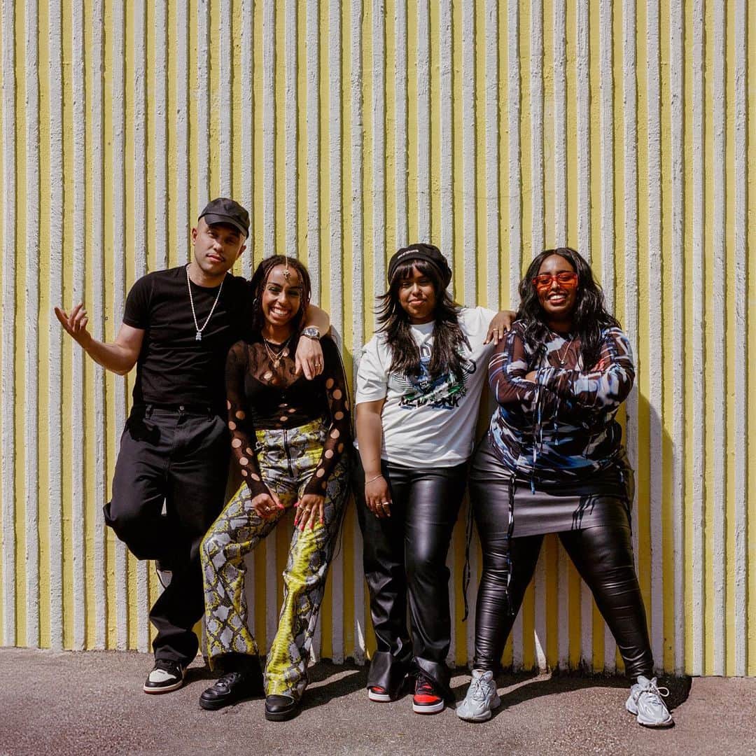 YouTubeさんのインスタグラム写真 - (YouTubeInstagram)「from growing food with @gazoakley to toymaking with @SimoneGiertz to making music with @JaxJones, creators are sharing the stories of refugees for #WorldRefugeeDay 🌏🌍🌎 explore this three-part series at the link in bio!!」6月21日 3時02分 - youtube