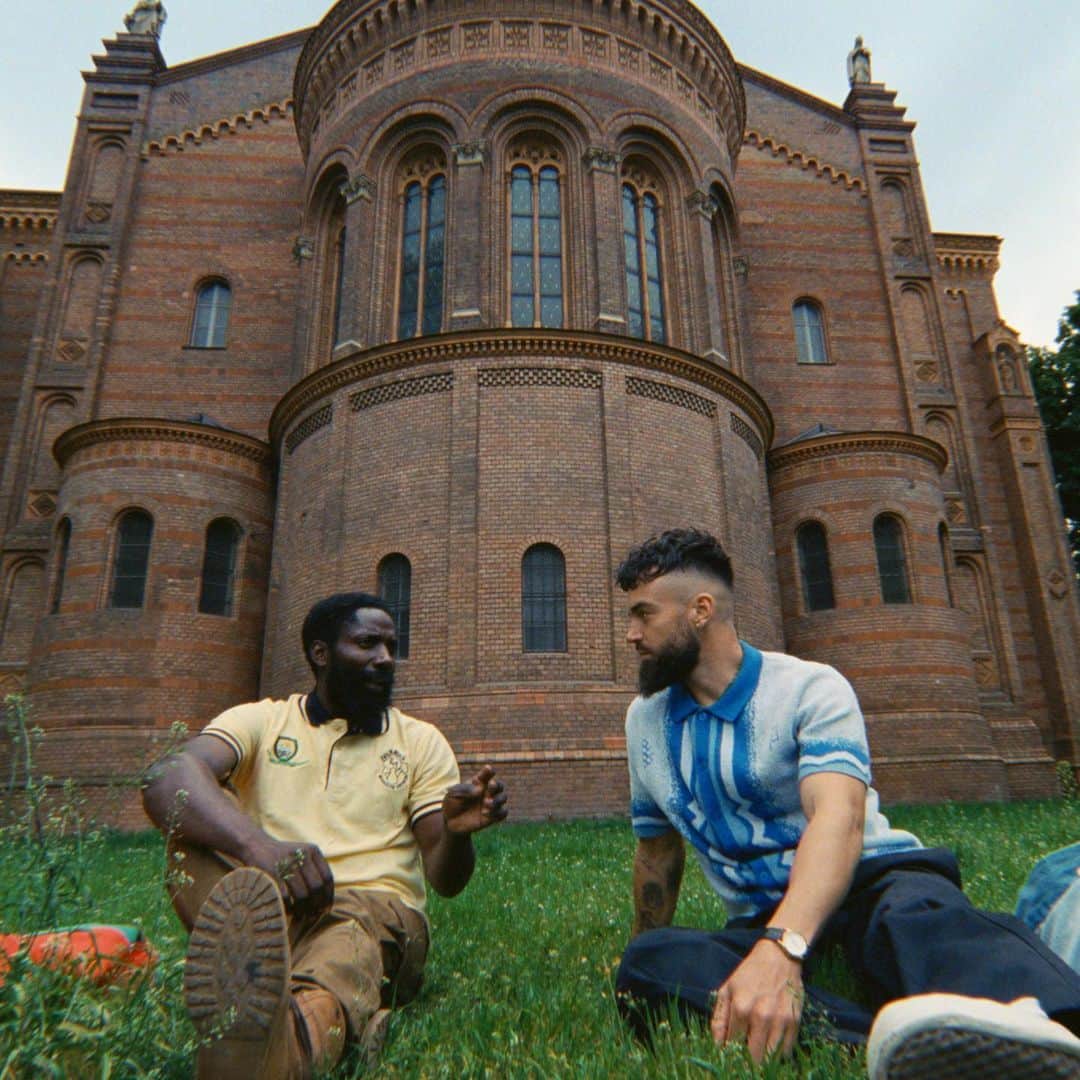 YouTubeさんのインスタグラム写真 - (YouTubeInstagram)「from growing food with @gazoakley to toymaking with @SimoneGiertz to making music with @JaxJones, creators are sharing the stories of refugees for #WorldRefugeeDay 🌏🌍🌎 explore this three-part series at the link in bio!!」6月21日 3時02分 - youtube