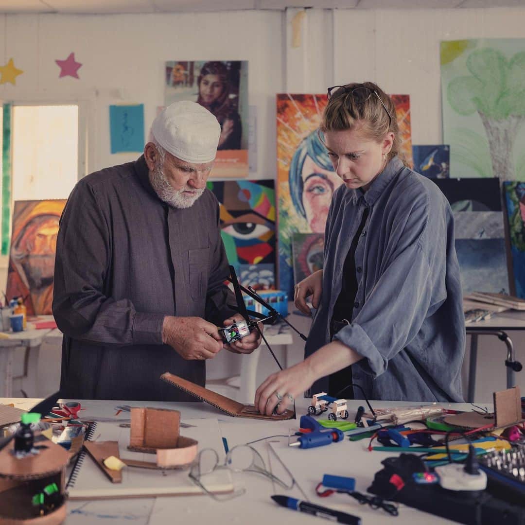 YouTubeさんのインスタグラム写真 - (YouTubeInstagram)「from growing food with @gazoakley to toymaking with @SimoneGiertz to making music with @JaxJones, creators are sharing the stories of refugees for #WorldRefugeeDay 🌏🌍🌎 explore this three-part series at the link in bio!!」6月21日 3時02分 - youtube