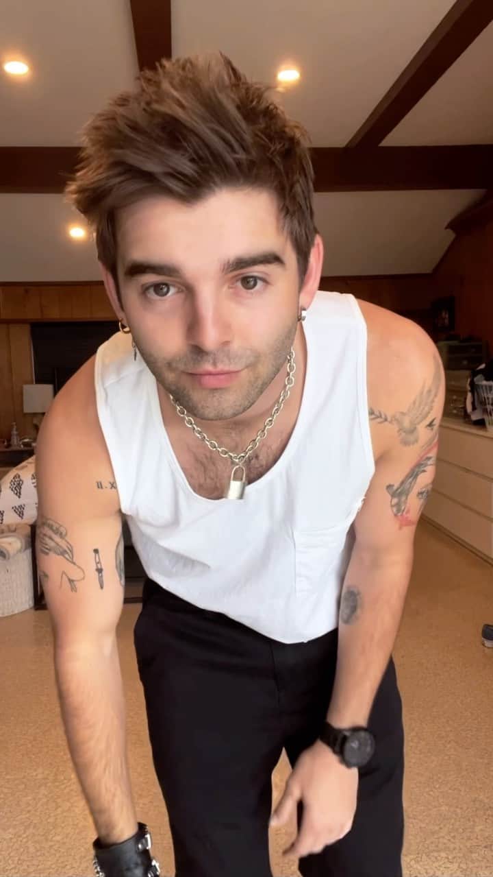 ジャック・グリフォーのインスタグラム：「Time for summer fitsss🤩👣👽⚡️🫀」