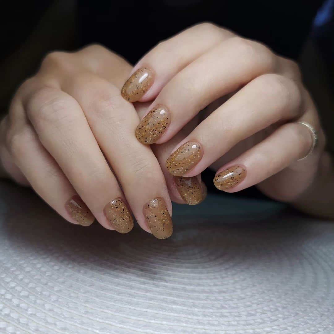 Yingのインスタグラム：「Base: Ruyigel H384, topped with PREMDOLL MUSE G668  SHOP: @nailwonderlandsg www.nailwonderland.com」