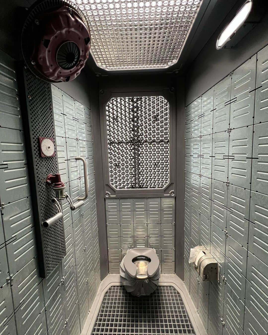 ジェームズ・ガンのインスタグラム：「It always bothered me that most spaceships in movies & TV shows don’t have bathrooms so I made sure to have them in the Bowie (stalls in the locker room) in Volume 3.」