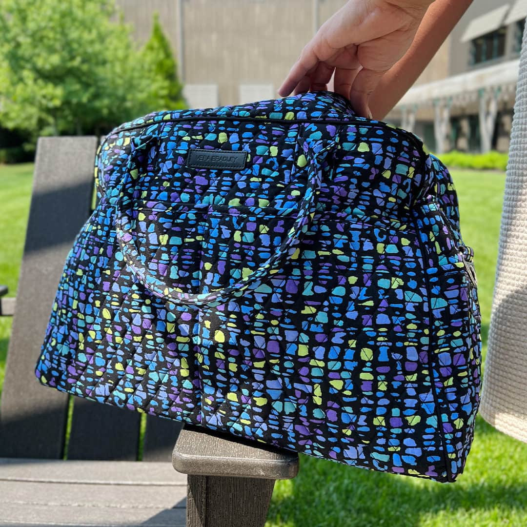 ヴェラブラッドリーのインスタグラム：「Cleaning out your closet? Trade in those well-loved gems and earn credit on eligible styles for new travel goodies at the link in our bio! ☀️🧳  #VeraBradley #ThredUp #Travel」