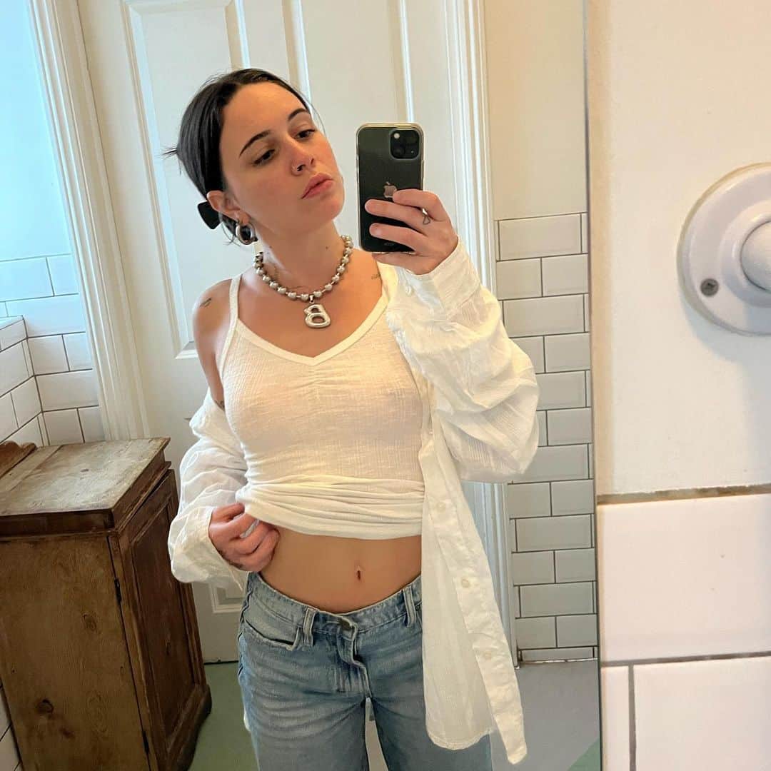 ビー・ミラーのインスタグラム：「literally just me following jamz around london」