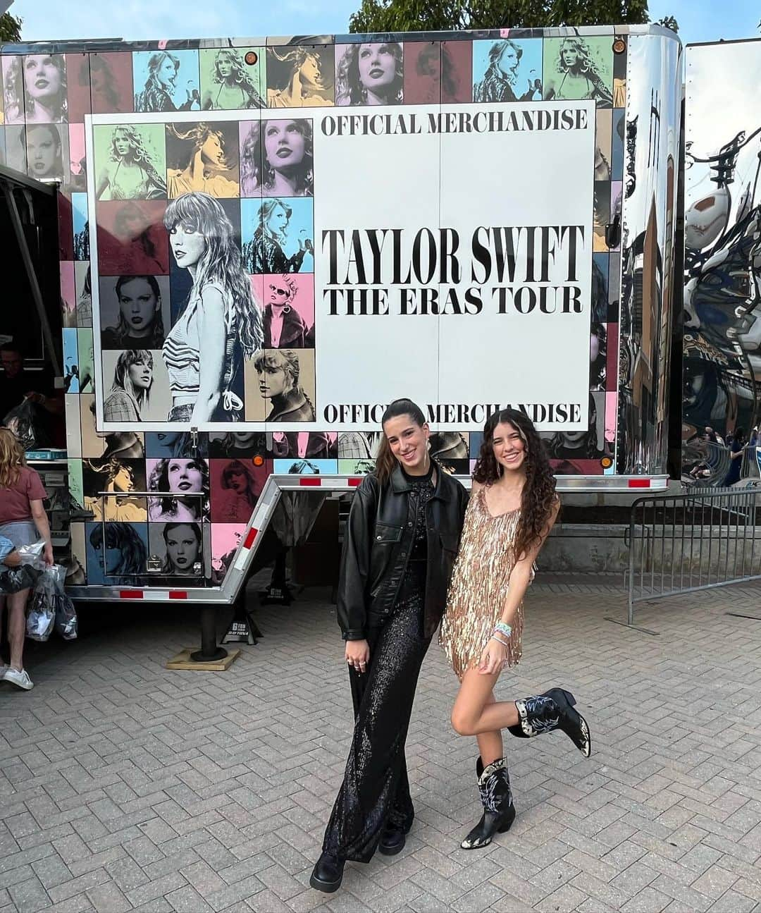 Vera Vielさんのインスタグラム写真 - (Vera VielInstagram)「Um dos presentes de aniversário das meninas , foi ver o show da @taylorswift em Detroit nos EUA ❤️❤️🥳🥳 Elas amaram !!!」6月21日 4時12分 - veraviel