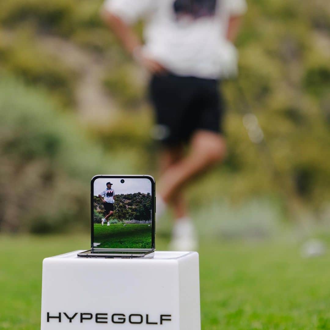 HYPEBEASTさんのインスタグラム写真 - (HYPEBEASTInstagram)「#sponsored Samsung Galaxy Z Flip4 and Watch5 Golf Edition were on the course at Hypegolf’s Invitational in LA last week. Players were able to utilize the hands-free capabilities of Galaxy Z Flip4 to take video and still action shots. Other features such as flex mode camera, compactness, a smart timer and a cover screen for viewing yourself were also used to take some high quality videos and images from the Invitational. #GalaxyZFlip4 #GalaxyWatch5 Series」6月21日 4時13分 - hypebeast