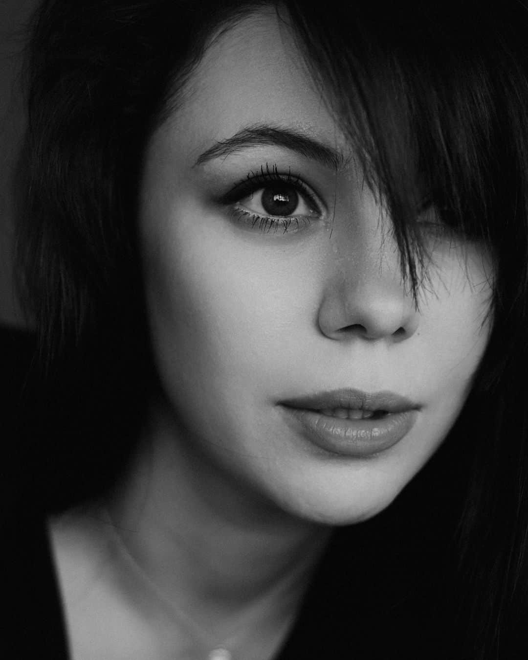 エレーナ・イリニフのインスタグラム：「Пятница, на часах 16.00 :  - Всё, в 21.00 поезд, в час ты уже будешь у меня. Выспимся, завтра пойдем с детьми в парк, послезавтра посидим с тобой где-нибудь… приезжаааай! Пожалуйста!!! Успеешь? Не дожидаясь ответа я бронирую билет. Точно зная, что успеет (живет у московского вокзала)😂😂 - Хорошо, пофоткаю вас, и тебя надо очень - хоть фотки будут для инстаграм! -Оль, я тебя зову не как фотографа, ты мне нужна сейчас как друг!!! Она не поняла моего сообщения. Лишь сказала, что уже сложила фотоаппарат в сумку. На самое дно. Не достать уже😂  Оказывается, не поняла я. Я ничего не поняла о своем друге тогда, а осознала лишь сейчас, увидев наши фотографии.  Мой друг - артист. Артист не в моменте, не случайно, не по заказу… сложно объяснить.  Просто она так живет, она так видит и чувствует… людей, цвета, здания, погоду, настроение, счастье, любовь…пытаясь не упустить свой мир, свое искусство, которое живет в ней… всегда.  Мой Друг. Моя Олли @olli_proskurina ❤️ И все же…  «Beauty is in the eye of the beholder, Chantelle» ✨」