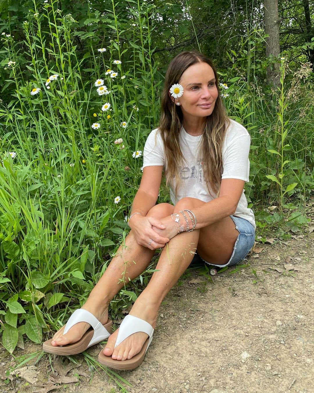 ガブリエル・アンウォーのインスタグラム：「Walking the wildflower property @shareefmalnik」