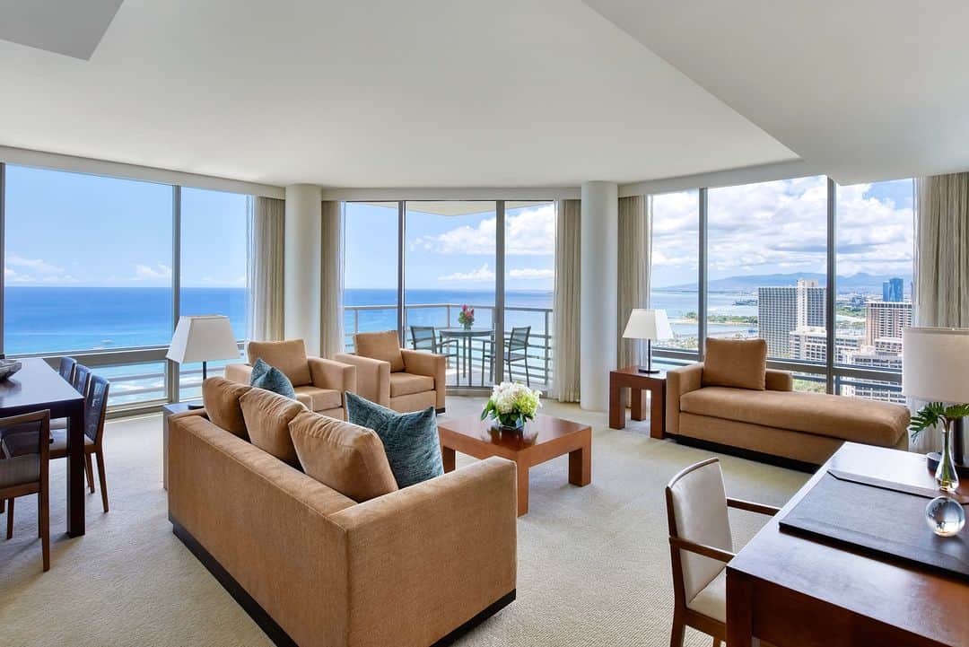 Trump Waikikiのインスタグラム：「Featuring five-star amenities, unparalleled service, and exquisitely designed suites, our hotel offers the perfect setting for your next family getaway. Link in bio to book.  #TrumpWaikiki #TrumpWaikikiStyle #LuxurySuite」