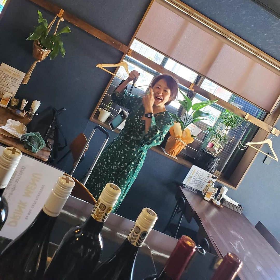 麻生れいみのインスタグラム：「東久留米でオープンしたてのお店へ🍷  Ba. BAL CAFE　FUKUFUKU @ba_fukufuku   ランチは🍋 看板メニューの「レモンカレー」¥1.000。 国産の🍋レモンが 暑い日にぴったり！私は半ライスで😍サラダもついて🥗うまうまでした😋   お近くの方はぜひ🥳   〒203-0014 東京都東久留米市東本町13-14 🍛11:30~14:00 (L.O.13:30) 🍷 17:30~23:00(L.O.22:30) ⭐️定休日　水・日・祝🐾  #東久留米 #東久留米ランチ #東久留米カフェ #東久留米飲み #犬のいる暮らし」