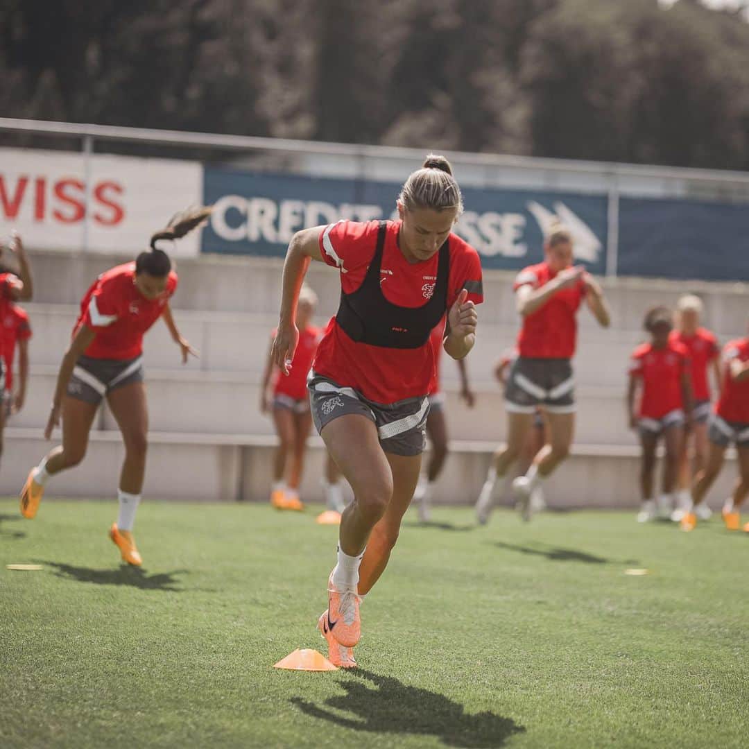 Ana Maria Crnogorcevicのインスタグラム：「Back with the Team 😍🇨🇭  World Cup preparation 🏃‍♀️💪」